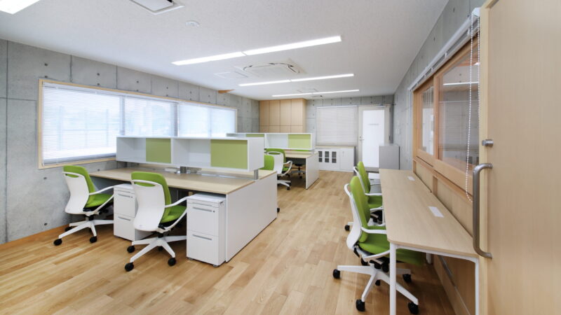 大きな窓が印象的なスペース