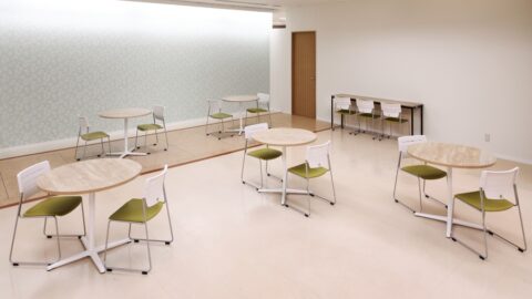 円卓と軽量チェアを設置したコミュニケーションスペース