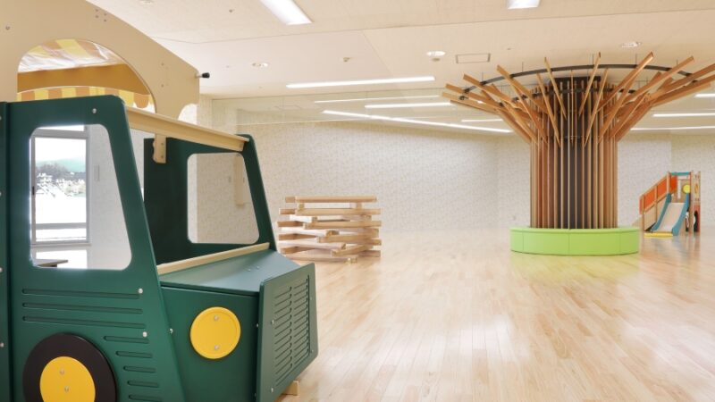 遊具と広い空間で体を動かせるスペース