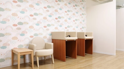 授乳ブースを木目調で設置