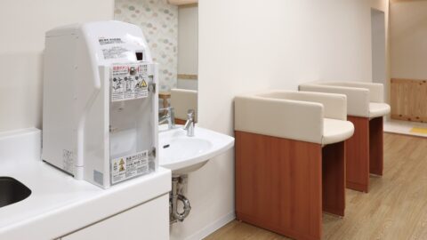 カウンターと手洗い設備を納品した授乳スペース