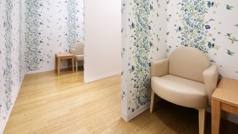 保護者が安心して過ごせるよう整備した授乳・休憩室