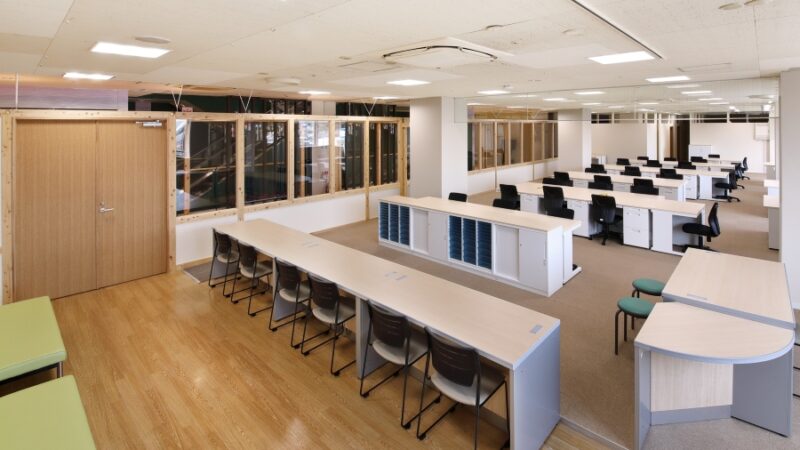 デスクと収納を効率的にレイアウトしたスペース