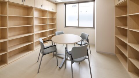 収納棚と丸テーブルを配置したスペース