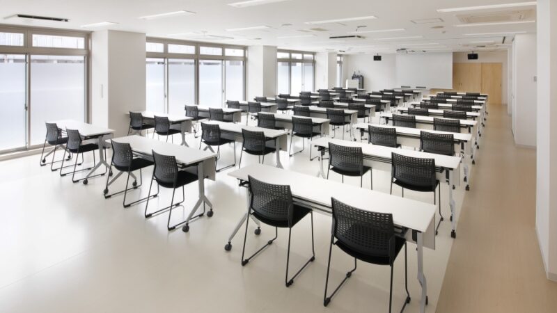 シンプルで整然としたレイアウトの会議室