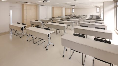 用途に応じてレイアウトできる可動式デスク