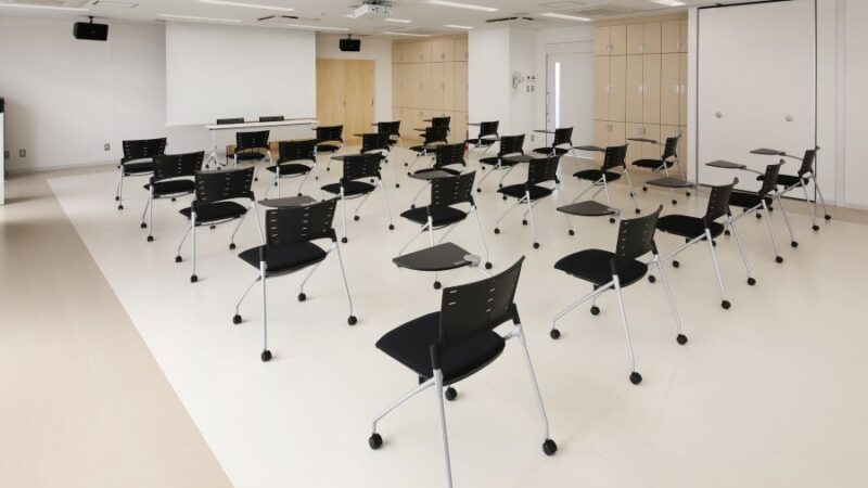 シンプルで機能的な多目的スペース