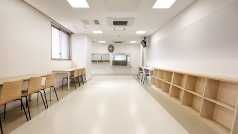 カウンター席や収納棚を施工したスペース