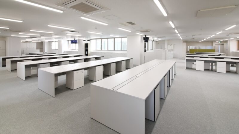 白を基調としたデスクレイアウト