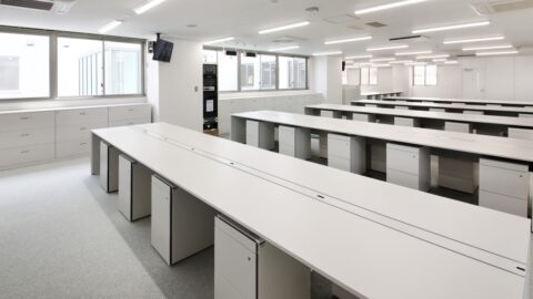 シンプルで開放的なデスク配置