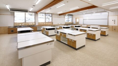 実験台や収納家具を中心に納品した理科室