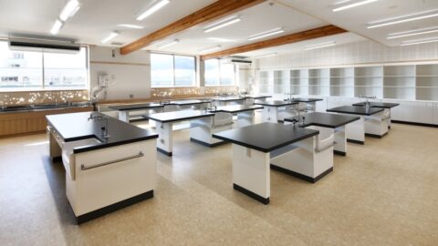 実験台や収納棚などを納品した理科室