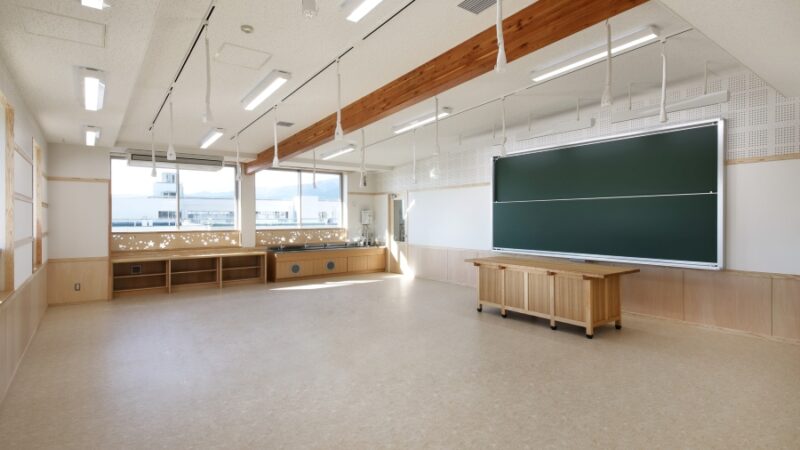 教卓や収納家具を納品した教室