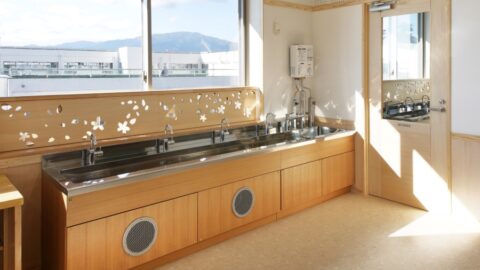 納品した木製の流し台