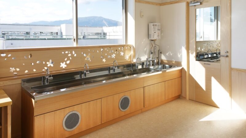 納品した木製の流し台