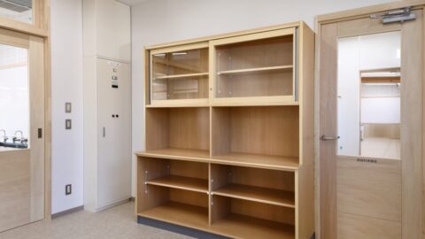 壁面スペースを活用した収納棚