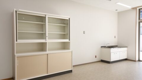 納品したキャビネットと流し台