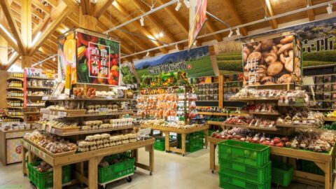 木製什器を納品した直売コーナー