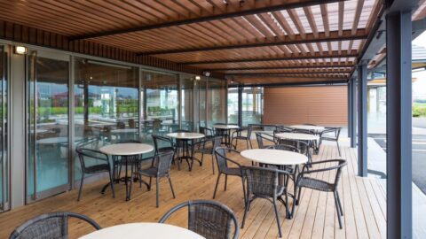 ラタン調チェアと丸テーブルで仕上げたテラス席