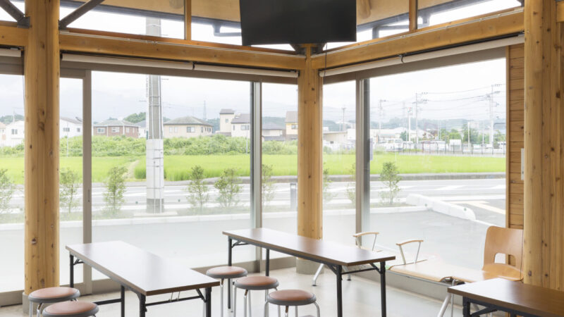 モニター設備と家具を設置した交流施設