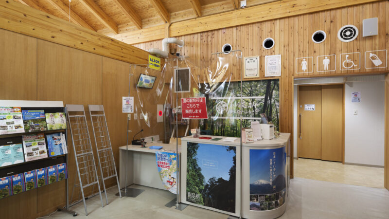 機能的なオリジナル什器を納品した案内スペース