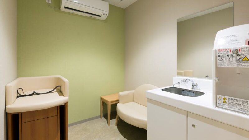 使いやすさを考えた家具を納入した授乳室