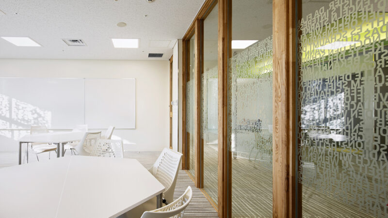 多目的な講座やグループワークに幅広く対応できる学習空間