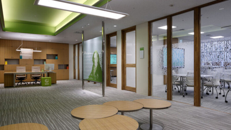 ガラスパーテーションの向こう側には別室が見えるレイアウト