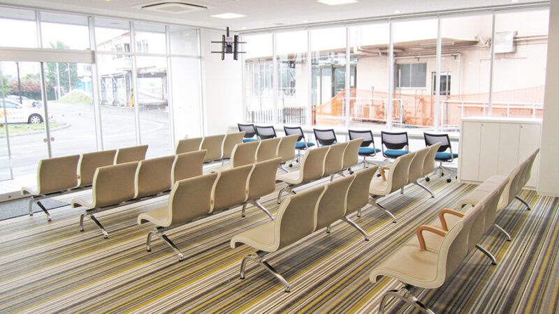 大きな窓から自然光が差し込む待合スペース