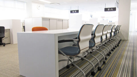 カウンターデスクにチェアを並べた手続き・案内エリア