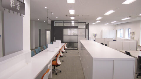 カウンターと収納を機能的に配置した受付エリア