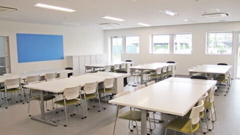 可動式テーブルとスタッキングチェアを採用したスペース