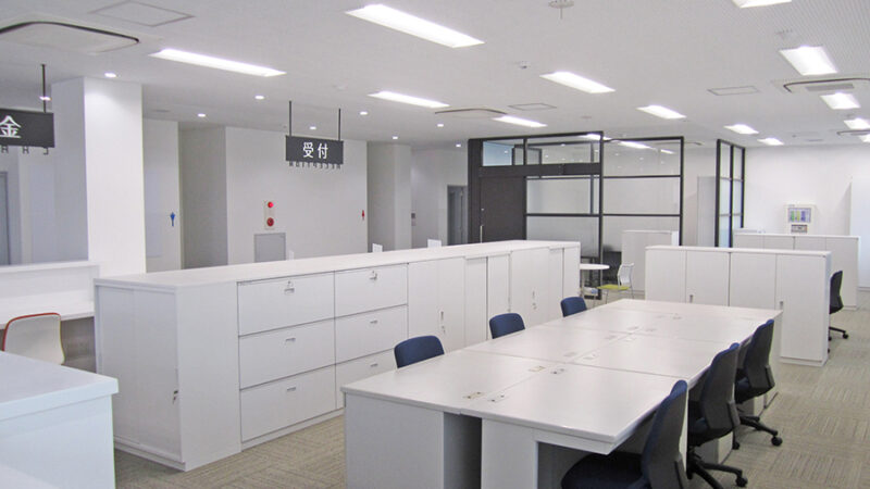 効率的なワークスペースを配した事務エリア