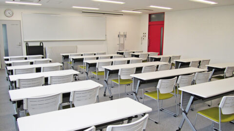 講義から試験、グループワークまで対応する多用途空間