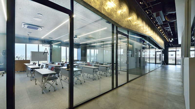 ガラスパーテーションで区切られたスペース