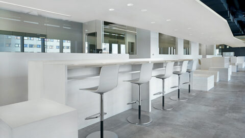 学生同士のカジュアルな打合せや休憩に最適なカウンターテーブル