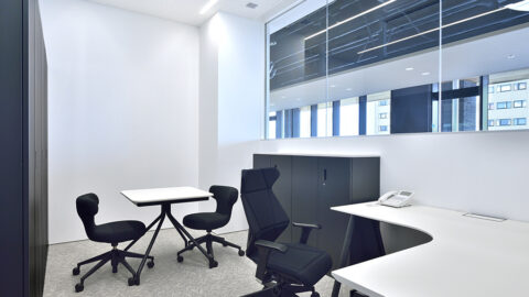 白を基調とした明るい一室