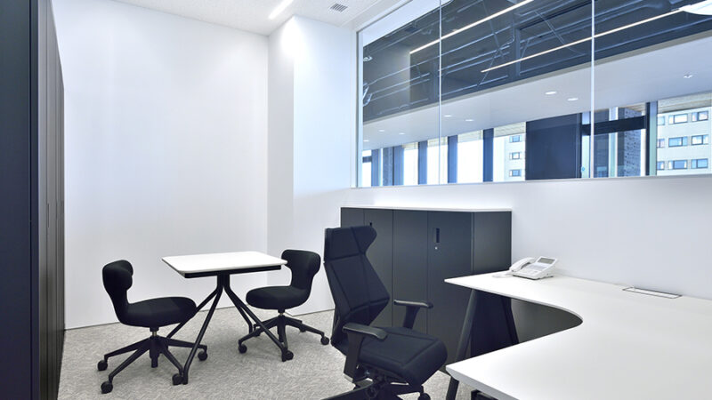 白を基調とした明るい一室