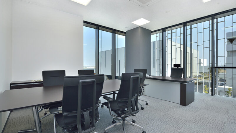 重要な会議や来客対応にふさわしい品格を備えた一室