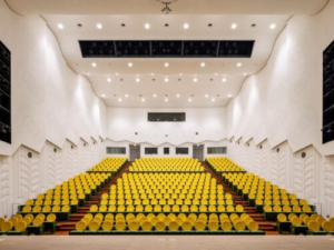 港南公会堂観覧席工事を納入事例に追加しました。