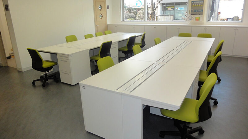 自然光が差し込む開放感と効率を両立したスペース