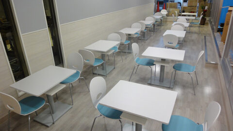 開放的な学習塾の休憩スペース