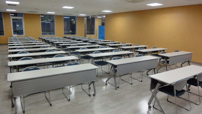 講義やセミナー、模試会場の受講者を収容できる教室
