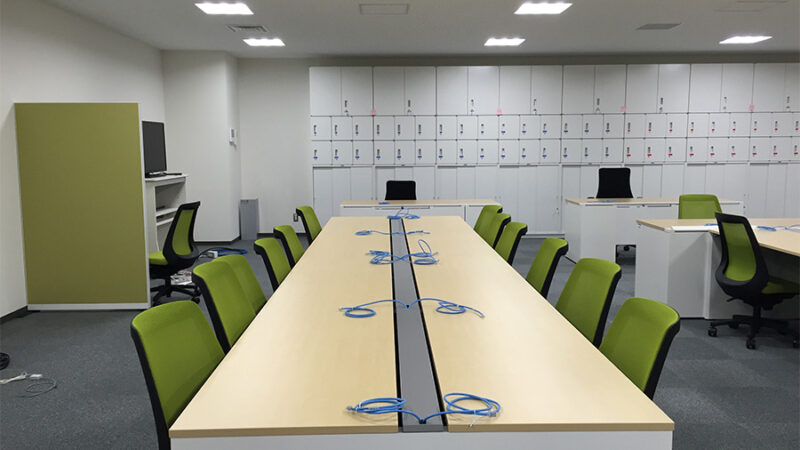 明るく整理された執務室