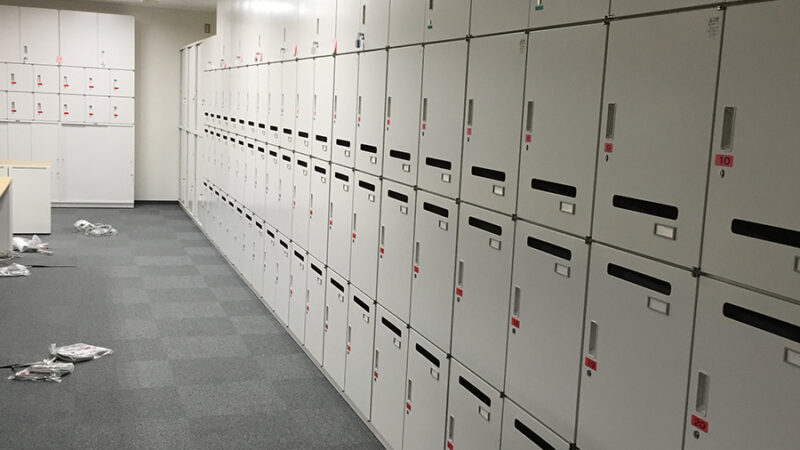 長廊下に整然とロッカーを配置した収納エリア