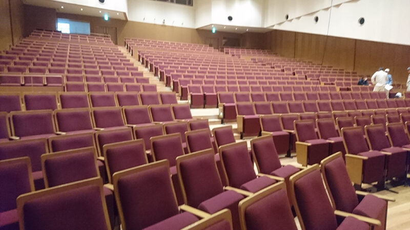 観覧席が広がるホールの側面ビュー