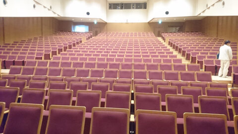 正面から見た改修後の観覧席