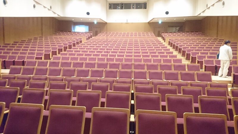 正面から見た改修後の観覧席