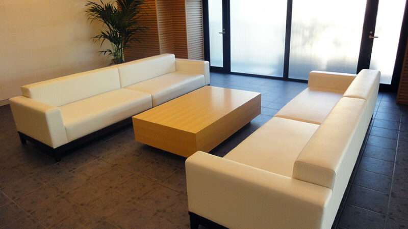 明るく開放的な雰囲気を演出する待合スペース