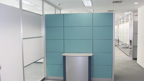 スマートで来訪者に安心感を与えるエントランス空間